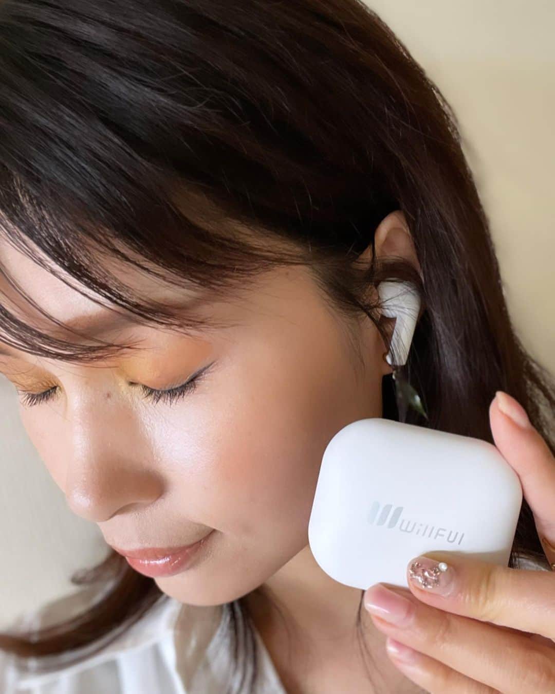 三佐和あやのインスタグラム：「ワイヤレスイヤホンを新しくしました🎧 コンパクトでめっちゃ軽いです！ 片耳わずか4.3g イヤーピースはSMLの3種類あるので、自分にぴったりなものを選べます  はじめ、ペアリングしたら ケースから出すだけで使えるので、簡単です！説明書が英語だったけど、中1の娘でもできました！→やらないママ👩  ケースに戻せば OFFできて、 イヤホンだけで連続5時間使用できます。  充電ケースでは3回も充電できます。 付属ケーブルで急速充電が可能たった１０分で連続2時間再生可能  高感度のタッチ設計で、 イヤフォンに触れるだけで 音楽再生 停止 曲送り/戻し 音量調整 Siri呼び出し 通話着信 終了 拒否 ができます！  タッチの感度ほんと良くて、感動！！  ワイヤレスイヤフォン最高！🥺 Amazonでポチれます。 ▶︎ https://amzn.to/3jPanol ストーリーズに貼っておくね。  プレゼントキャンペーンで モニターに参加できるみたいなので 興味ある方は、  @skyfly581 まで ワイヤレスイヤフォンの件🎧などと入れてDMください✉️  #イヤホン #ワイヤレスイヤホン #ワイヤレス #イヤホンケース #イヤーフォン #イヤホン女子」