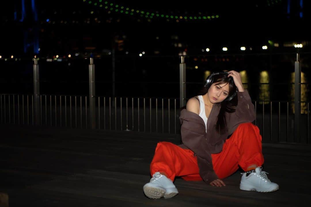 藤田早希のインスタグラム：「夜は冷えますねー。 体調には気をつけましょう。 現場からは以上です。. . ☆☆☆☆☆☆☆☆☆☆☆☆☆☆☆. .  It gets cold at night.  Be careful about your physical condition.  That's all from the field. .  밤은 차가워 있네요.  컨디션에는 조심합시다.  현장에서 이상입니다. . ☆☆☆☆☆☆☆☆☆☆☆☆☆☆☆. . . .  #ポートレート #ポートレート撮影 #photooftheday #photo_jpn #ootd #오오티디 #오오티티 #사징스타그램 . . . .」