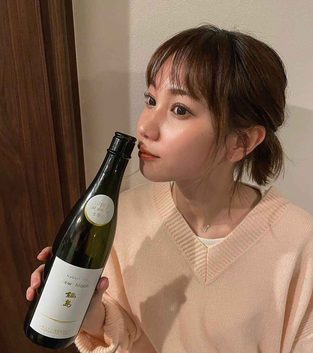 高野祐衣さんのインスタグラム写真 - (高野祐衣Instagram)「お久しぶりの日本酒投稿です🍶❣️﻿ ﻿ ﻿ 大好きな鍋島をお家で飲める贅沢✨﻿ THE・生原酒の王道のような﻿ ジューシーで芳醇フレッシュ甘旨！！！﻿ ﻿ 南国系の糖度高めのフルーツを感じさせる﻿ しっかりとした味わい、﻿ 余韻もしっかり旨味が強い😳🌟﻿ ﻿ ﻿ やっぱり鍋島はおいしい！！！﻿ ﻿ ﻿ ﻿ #日本酒 #日本酒女子﻿ #鍋島 #佐賀県 #富久千代酒造﻿ #newmoon #生酒 #原酒﻿ #純米吟醸﻿ #ゆいぽんしゅ﻿ #おうち飲み #おうち日本酒」2月21日 21時15分 - yuipooon12_06