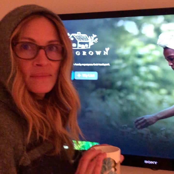 ジュリア・ロバーツのインスタグラム：「Good Morning ✨ ☕️ 📺  #homegrown on @discoveryplus」