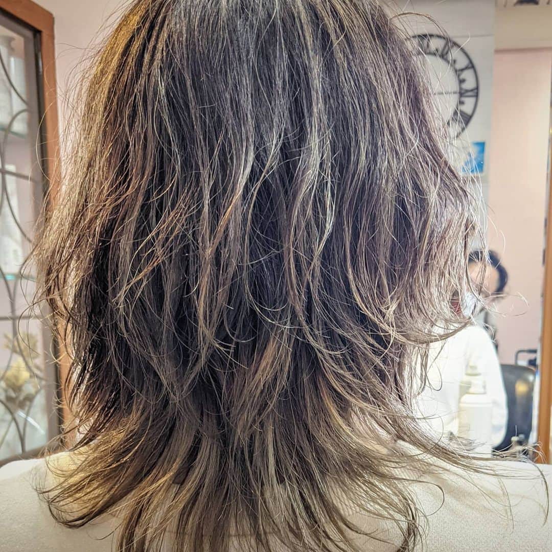 香西武志さんのインスタグラム写真 - (香西武志Instagram)「#お客様ヘア #大人のバレイヤージュ  #大人のパーマ   前回のパーマに今回は#ブリーチ一回 と#モーブグレージュ のオンカラーで派手にならない#バレイヤージュ をさせて頂きました。 スタイリングが苦手な方でも#デザインカラー と#パーマスタイル の組み合わせはメチャクチャ楽なのでオススメです(^_^) もちろんダメージケアはしっかり行いますので安心してオーダーお願いします！  #アズヘアー #アズヘアー三日市店 #アズヘアー北野田店 #河内長野市 #三日市町 #堺市 #北野田  #ハンドメイドアクセサリー 取り扱い #大阪美容室 #河内長野美容室  #北野田美容室  ◆A'zhair LAPAIX（三日市店）◆ 〒５８６－００４８　大阪府河内長野市三日市町３３－５  南海高野線三日市町駅東出口より徒歩一分  TEL 　0721-63-0738  ﾌﾘｰﾀﾞｲｱﾙ　0800-200-0738  営業時間　 火・水・木　9:30～20:00  金曜  11:30～22:00  土日祝 　9:00～20:00 (カット 1時間前 パーマ･カラー 2時間前まで付）  定休日  毎週月曜日＆第1第3火曜日」2月21日 21時20分 - azhair_kohsai
