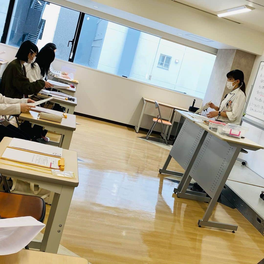 札幌ベルエポック製菓調理専門学校【公式】のインスタグラム：「✨プレカレッジ✨  ベルエポックでは 入学後スムーズに 授業に取り組めるように、 プレカレッジを開催しています😆  今日は登校型のプレカレッジ ４月から一緒に学ぶ仲間達と 顔合わせをしました💖  とっても緊張感しているのが 伝わって来ました😆 ４月から安心して学校生活が 始められますように🤲  一緒に楽しい学校生活を 送りましょうね‼️  #おでかけ授業 #特別授業 #業界直結 #プロから学ぶ #本物 #学び #製菓  #調理  #カフェ  #製菓調理専門学校ベルエポック #衛生管理  #食材教育 #札幌ベルエポック製菓調理専門学校 #いろいろな体験と #たくさんの出逢い #可能性が広がる #ベルエポック」