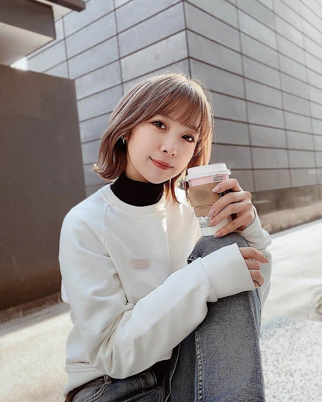 MIYUのインスタグラム：「昨日から暖かいですね☺️☕️﻿ ﻿ ﻿ ﻿ 大好きなホットココアを飲みながら﻿ ゆっくりする時間が大好きです〜😊﻿ ﻿ ﻿ ﻿ 春ももうすぐかな？？﻿ 皆様はどの季節が好きですか？？( ´ `*)﻿ ﻿ ﻿ わたしは断然、夏派です！！(笑)﻿ でも最近はホットココアやほうじ茶ラテが﻿ 美味しく感じられる冬も素敵だな〜﻿ なんて思いつつ、断然、夏派。🌞(笑)﻿ ﻿ ﻿ ﻿ ﻿ ﻿ 良き週末を過ごせましたか？？﻿ 明日からも一緒に頑張りましょうね🥰﻿ ﻿ ﻿ ﻿ ﻿ ﻿ ﻿ ﻿ ﻿ ﻿ #オリックス #Bs2021 #BsGirls #オリ姫﻿ #野球 #プロ野球 #オリックスバファローズ ﻿ #野球女子　#野球好き　#京セラドーム大阪﻿ #オリックス女子 #インスタ野球女子 ﻿ #トレーナー #トレーナーコーデ #デニム﻿ #デニムコーデ #シンプルコーデ ﻿ #カフェ #ホットココア #fashion #coordinate﻿ #baseball #ORIX #Buffaloes #osaka #tiktok﻿ #MIYU #miyu_337  #🐼」