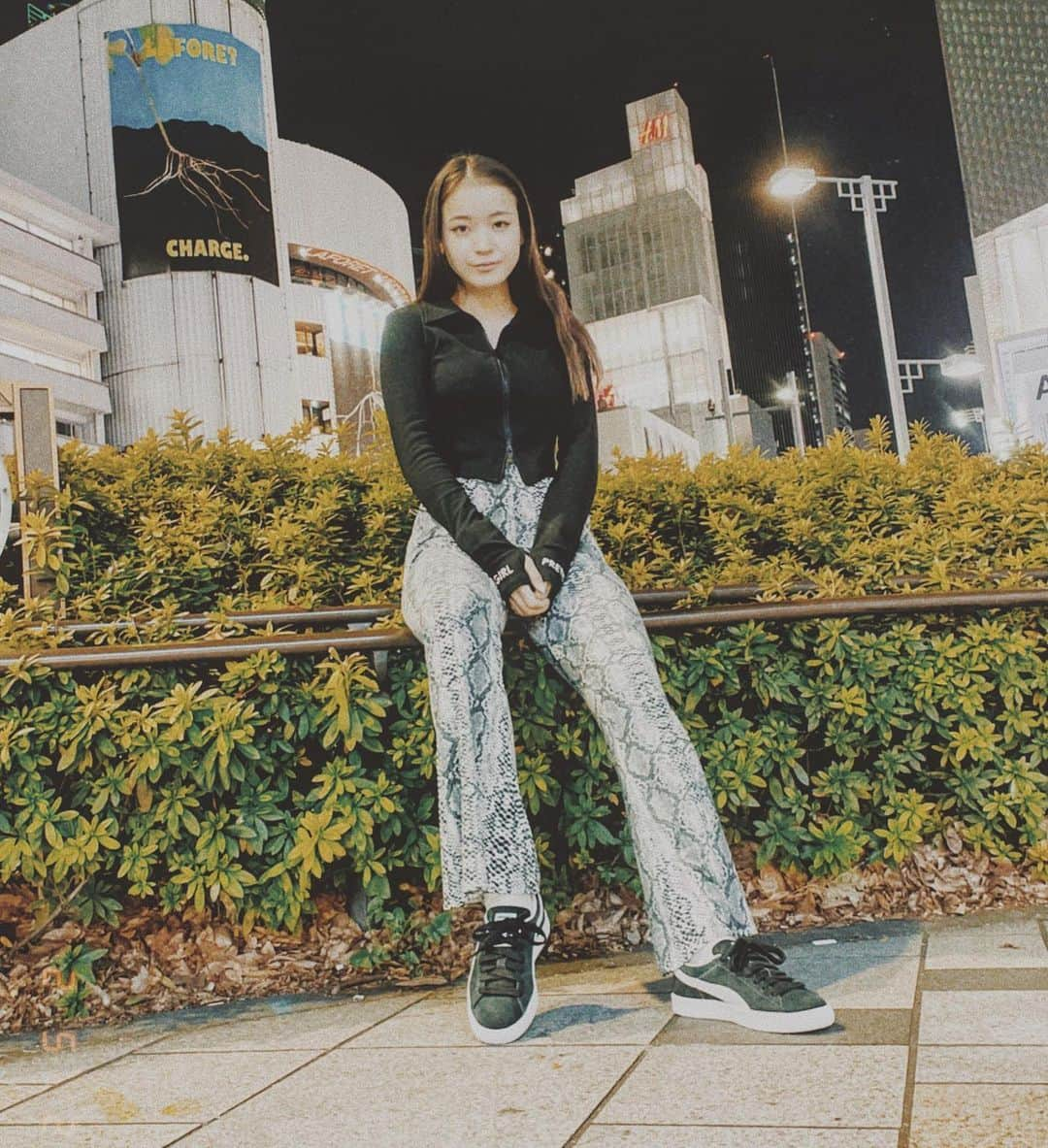 アトモスガールズ/atmos girlsさんのインスタグラム写真 - (アトモスガールズ/atmos girlsInstagram)「PUMA#SUEDESUNDAY。 atmos pinkのフィルターを通し様々なジャンルでブレないこだわりと新たな挑戦をするキーパーソンが毎週日曜日に登場！PUMA SUEDEを着用したスタイルをフィルムで切り取ると共に新たなカルチャーが生まれる日曜日。 あなたも新たな1歩を刻もう👟✨ インタビューページはatmos-pink.com ジャーナルページをご覧ください。  💛Special Thanks💛 @tiffcad  . @luna_horan1122   #atmos#atmospink#puma#pumasuede#suedesunday#pumashoes#プーマ#プーマスエード#アトモス#アトモスピンク#スニーカー#スニーカー女子#スニーカーファッション#スニーカースタイル#スニーカーコーデ#スナップ#ストリートスタイル#ストリートコーデ#カジュアルコーデ#原宿#表参道#プーマスニーカー#スエード#スエード素材#クラシックスニーカー#👟pumasneakers#pumawomen#pumalife」2月21日 21時21分 - atmos_pink_official