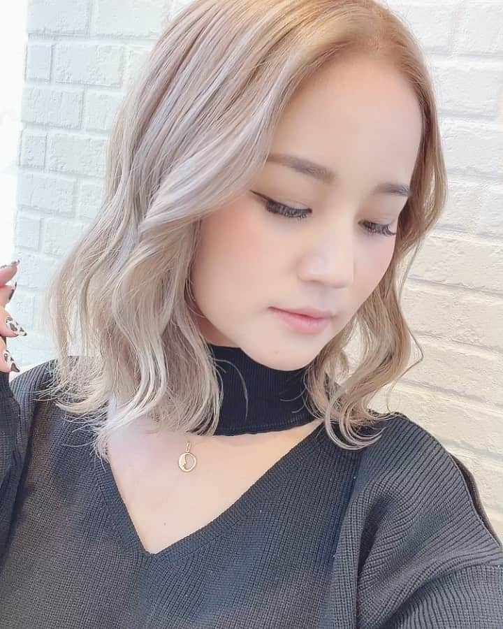 LORYのインスタグラム：「みてみて〜❣️バッサリ✂︎✨ 切りっぱなしボブにしてもらいました🤍 １年ぶりくらいにハイライトも✨ 久しぶりのハイトーンあがる😍🙏 あったかくなってきたしね🌸👩🏼  いつもお世話になってる Rollenの池さん🦁 @rollen_ike  カットもカラーも間違いなく最高です☺️🙏✨ #rollen #haircolor #blondehair #切りっぱなしボブ #ローレン #シアミルクティー #ヘアカラー #金髪ボブ #透明感カラー」