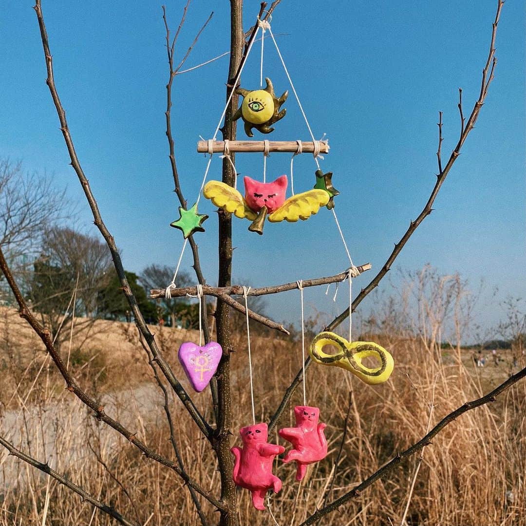テンテンコのインスタグラム：「TOMORROW 2/22 21:00〜 テンテン商店 ON SALE!!!!  猫のモビール、陶器の小物入れ、顔に見える石のブローチなど... さまざまな珍商品、目白押しです!!!  あなたのお部屋にヘンテコアクセント🐈💨  よろしくお願いします💘👌🧬 tentenko.theshop.jp」