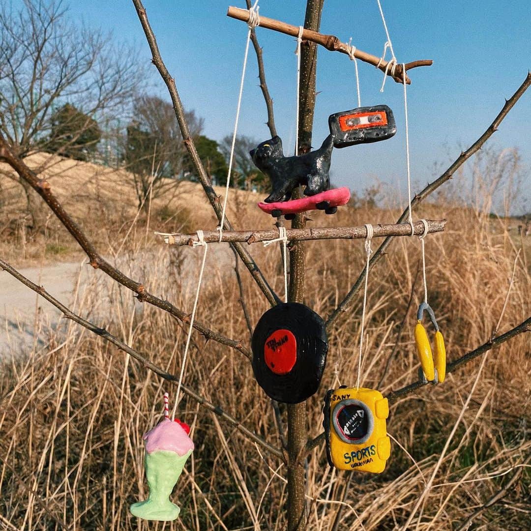 テンテンコのインスタグラム：「TOMORROW 2/22 21:00〜 テンテン商店 ON SALE!!!!  猫のモビール、陶器の小物入れ、顔に見える石のブローチなど... さまざまな珍商品、目白押しです!!!  あなたのお部屋にヘンテコアクセント🐈💨  よろしくお願いします💘👌🧬 tentenko.theshop.jp」