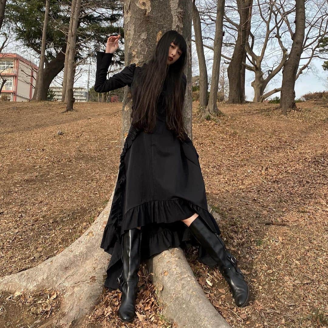 セナのインスタグラム：「最近のお気に入りワンピース 一枚でちゃんときまるし なによりデザインがほんとにかわいい🌹🖤 . . . . . . . . . . . . . . . . . . . . . . . . . . . . . . . . . . . . . . . . . . . . . . . . . . . . . . . . . . . . . . . . . . . . . . . . . . . . . . . . . . . . . . . . . . . . . . . . . . . . . . . . . . . . . #黒髪 #黒髪ロング #ロングヘア #スーパーロング #ストレートヘア  #赤リップ #ぱっつん前髪 #作撮り #黒髪ぱっつん #mode #撮影 #streetfashion #作品撮り #サロモ #サロンモデル #古着 #ootd #ootdfashion #streetstyle #いいね返し #instagood #instalike #撮影モデル #ワイドバング #オン眉 #ootd4nylonjp #celine #ワンピース #streetphotography #selfie」