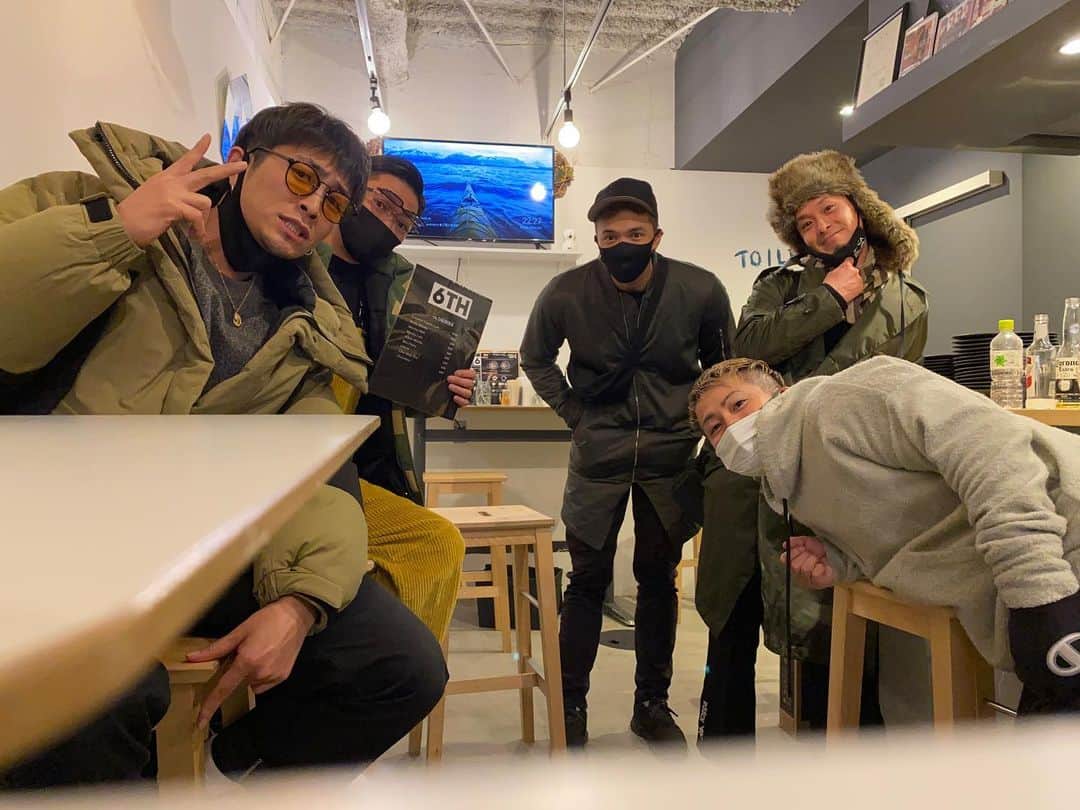 伊藤千秋のインスタグラム：「久々のメンツ🤝✨✨✨ @6th.osaka  @juju_treize  @ju1i3n_music  @shya7_witch  @kittan_yukikitagawa  @matton110  @clapsstore_official」