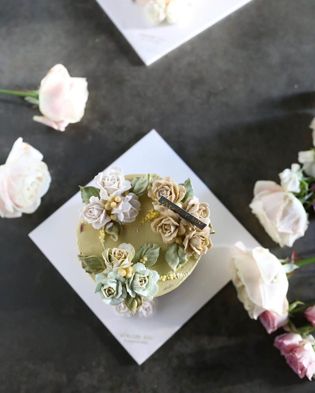 청담 수케이크 (atelier soo)さんのインスタグラム写真 - (청담 수케이크 (atelier soo)Instagram)「ㅡ 기초반. Basic 2 ⚜️ 4가지 꽃의화형과 5가지 꽃잎의모양 컬러.파이핑.어렌지.베이킹.기본기꼼꼼히익히기 Milk buttercream flower cake.  ㅡ #flower #cake #flowercake #partycake #birthday #bouquet #buttercream #baking #wilton #weddingcake ㅡ www.soocake.com」2月21日 21時29分 - soocake_ully