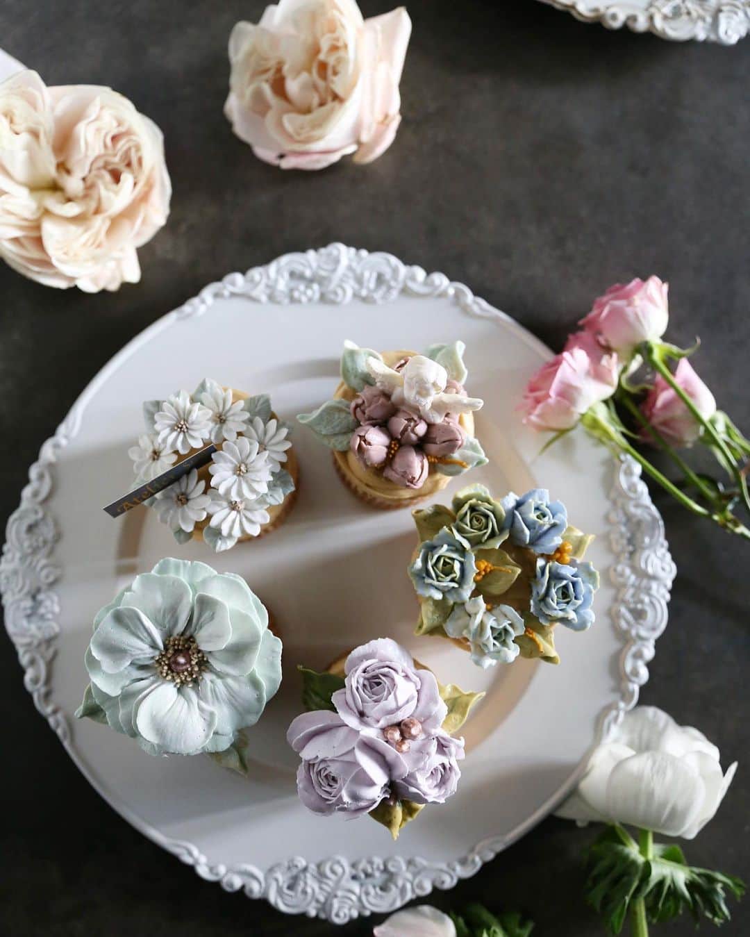 청담 수케이크 (atelier soo)さんのインスタグラム写真 - (청담 수케이크 (atelier soo)Instagram)「ㅡ 기초반. Basic 2 ⚜️ 4가지 꽃의화형과 5가지 꽃잎의모양 컬러.파이핑.어렌지.베이킹.기본기꼼꼼히익히기 Milk buttercream flower cake.  ㅡ #flower #cake #flowercake #partycake #birthday #bouquet #buttercream #baking #wilton #weddingcake ㅡ www.soocake.com」2月21日 21時29分 - soocake_ully