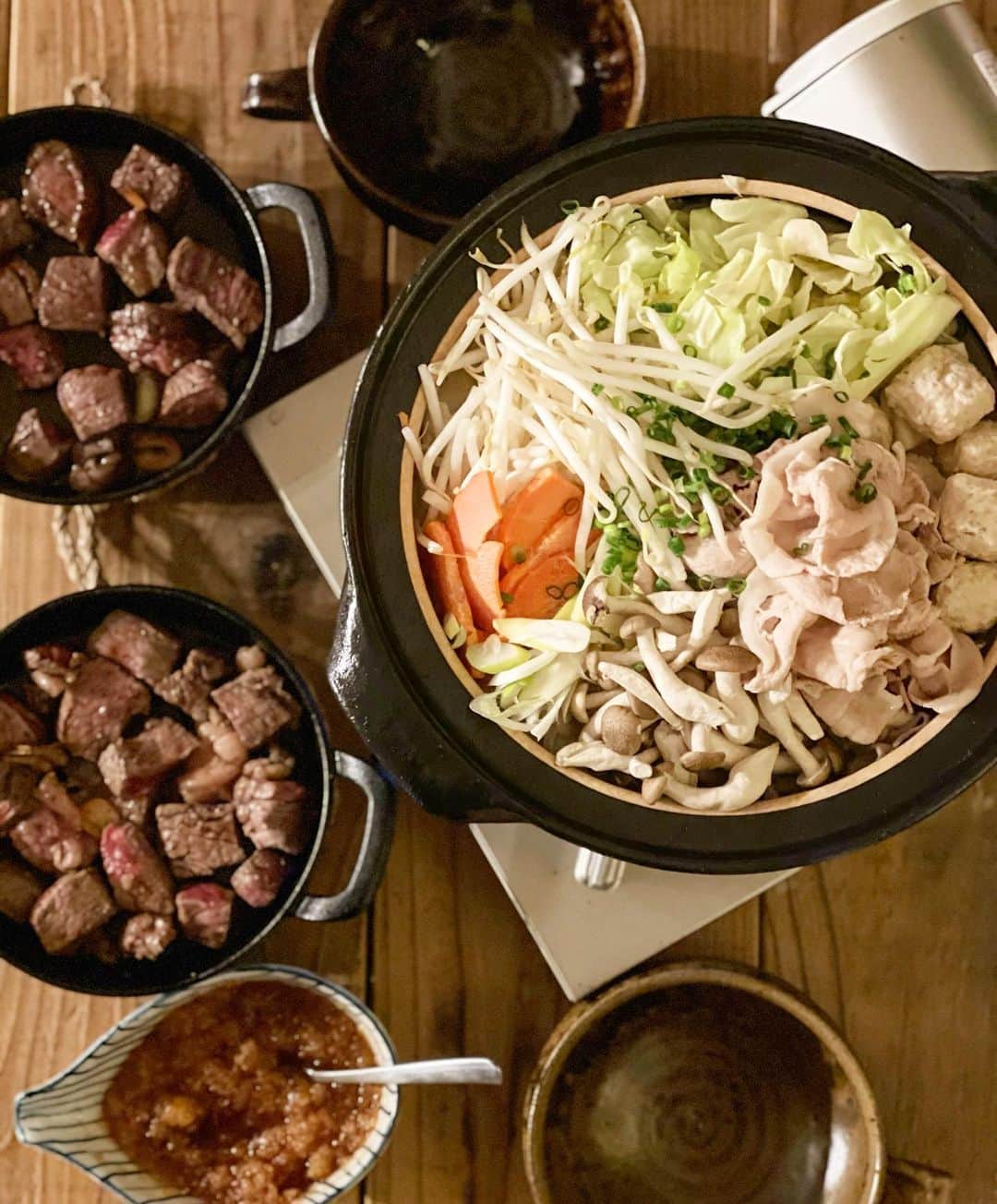 Atsukoのインスタグラム：「今日の晩ご飯  一風堂監修！野菜たっぷり豚骨スープ鍋 ヒレステーキ おろしポン酢ソース  今日の晩ご飯は鍋とステーキ🤣 実家からもらったヒレステーキと、 @oisix  オイシックスさんのkitで。 お鍋のkitは2人前位だったので、お肉焼いてもペロリでした😋 〆にラーメン付いてたんだけど、ほぼ旦那に食べられたので、私と娘で糖質ゼロ麺入れて食べ直し！罪悪感ゼロで美味しかった🤣🤣」