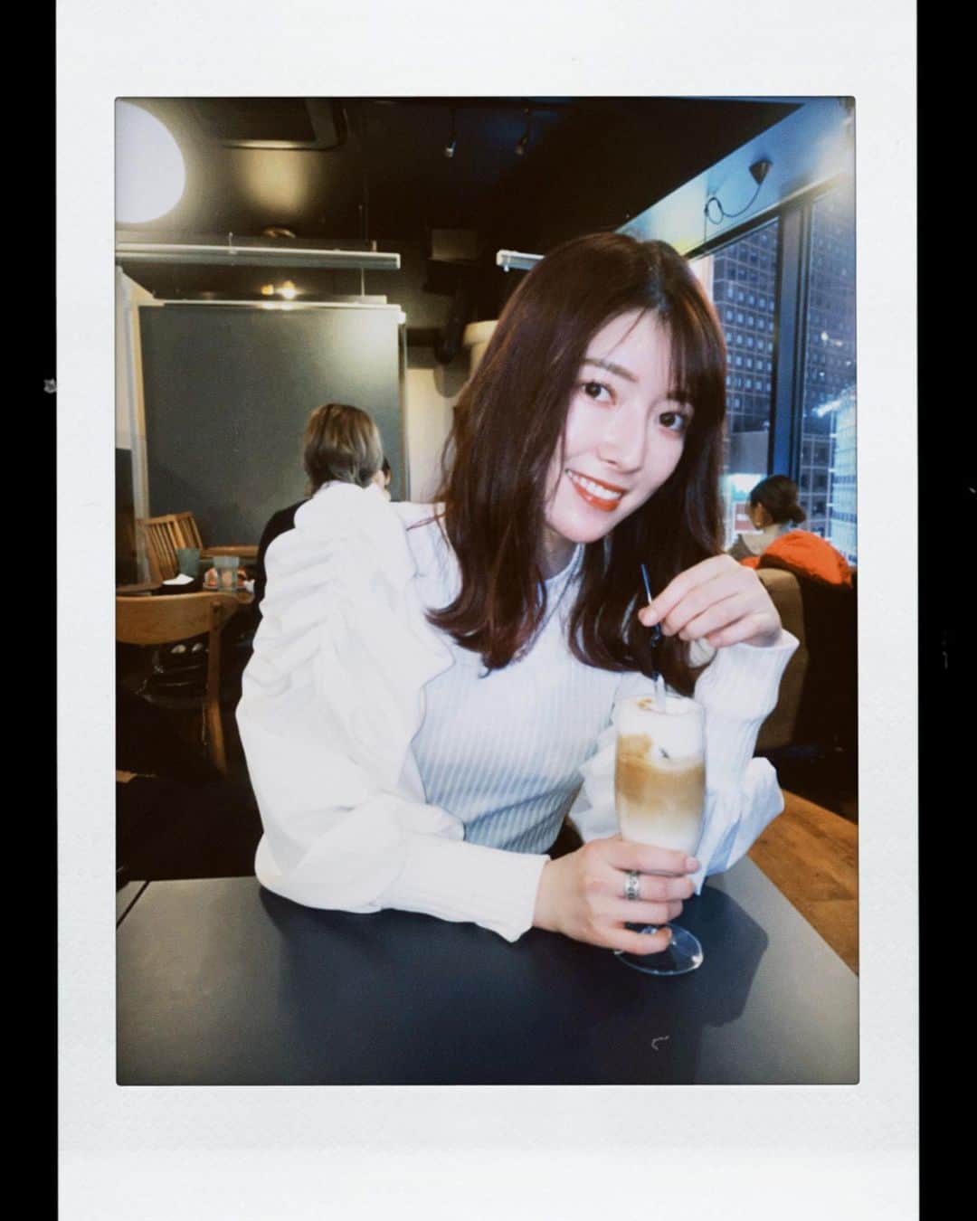 日下部美愛さんのインスタグラム写真 - (日下部美愛Instagram)「チェキ風  #cafe #photo #japan #model #me #hair #fashion #fashionblogger #makeup  #followme #instagood #camera #instadaily #dailylook #한국 #한국머리 #맞팔 #사진 #데일리」2月21日 21時30分 - miakusakabe_official