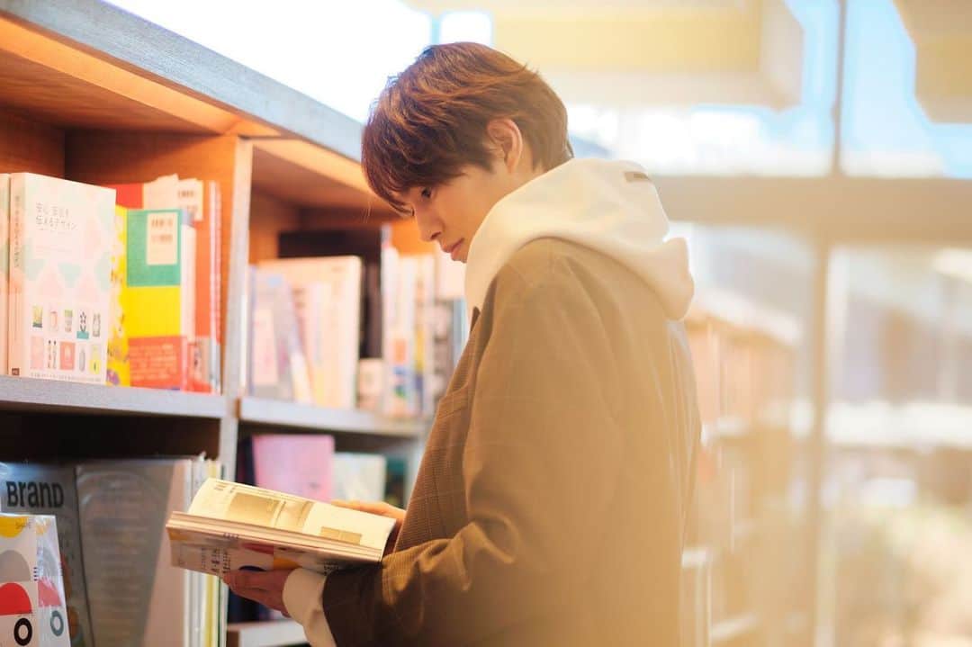 のインスタグラム：「📕 #library #book #model #light #撮影 #instagood #instalike #instagram #fashion #japan #Collars」
