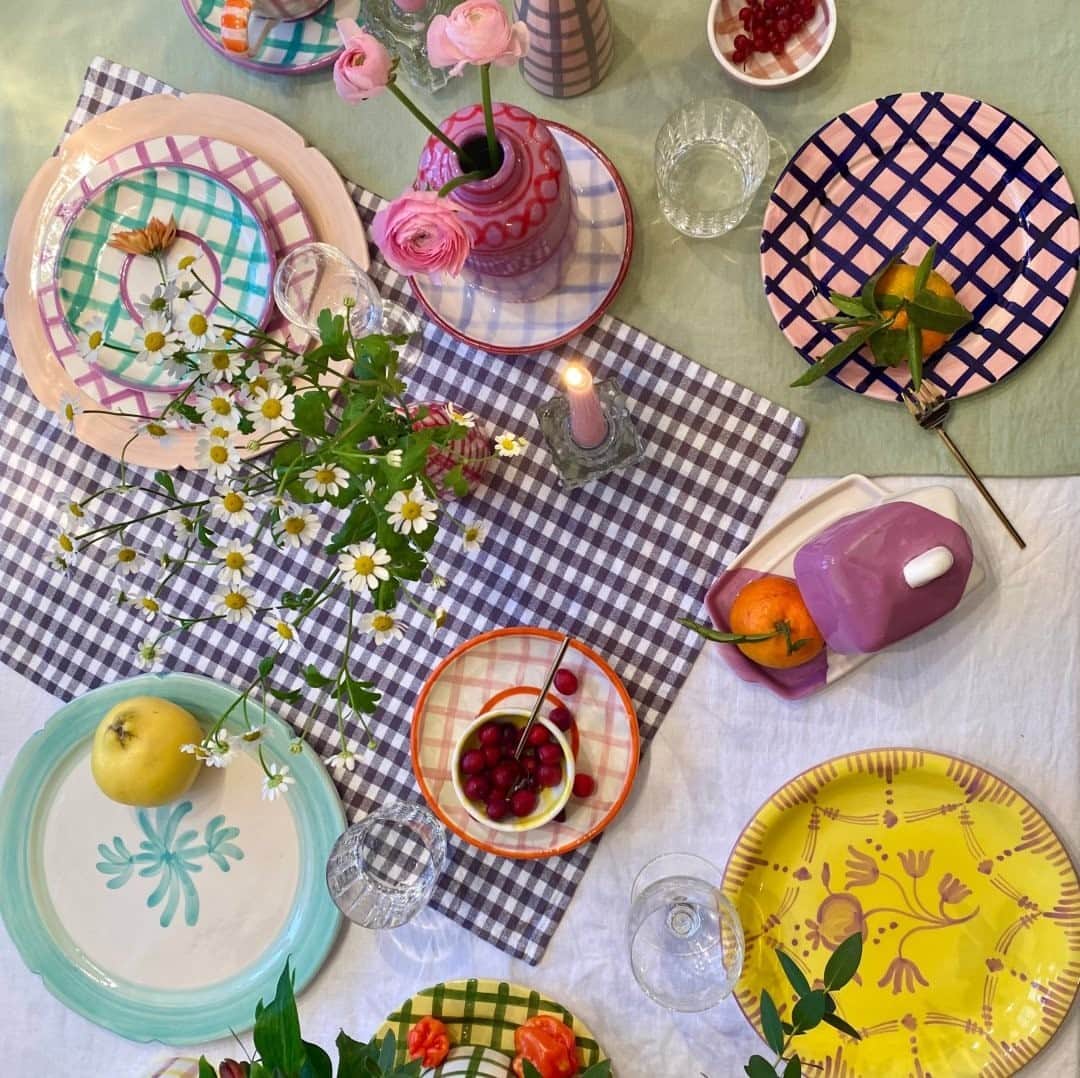 のインスタグラム：「New at Liberty: Born from a desire to animate mealtimes during last year’s lockdown, @Vaisselle.boutique is a sustainable tableware brand founded by French designer Léa Zana. Dreamt up in her London-based studio and handmade in Spain using traditional techniques of craftsmanship, the unique range of kitchen and decorative essentials is inspired by Spanish antique ceramics with a colourful French infusion. Discover online via our bio.」