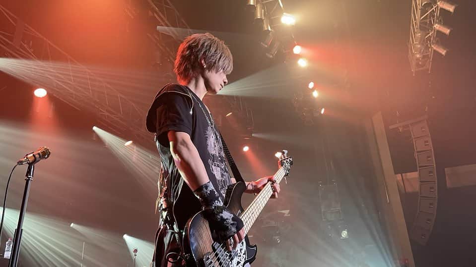 のインスタグラム：「昨日は今年初のLIVEでした。去年末にもLIVE自体はしたけど、ゆったりしたver.にアレンジしてのLIVEだったから普通にvistlipでリリースして来た曲達を激しいのを交えつつみんなの前で演奏できたのは実に丸一年振り。 やっぱりとても楽しかったなぁ。 パフォーマンスに関しては自分では昨日は全然動けてない気がして、若干落ち込んでたりしたんだけどいつも袖にいてくれるスタッフ(みよしさん)が 「今日もキレッキレでしたね。むしろ以前にも増してて。カッコよかった。」って言ってくれて、一気に心が晴れました。そんな事始めて言われたから。いつもみてくれてる人にそんなん言われたら嬉しいよね。 あぁ大丈夫だったんだぁって一気に救われました。皆にもそう思ってもらえたんでしょか？どう ？  ただ体力の低下と足腰の弱りを感じたのは確か。 動悸息切れと足のプルプルがとまらなかったもん。鍛えよう。 そしてその成果をまたLIVEで感じる日が早くやってくるといいなぁ。  P.S 首と肩と背中ともも裏とふくらはぎが筋肉痛です。」