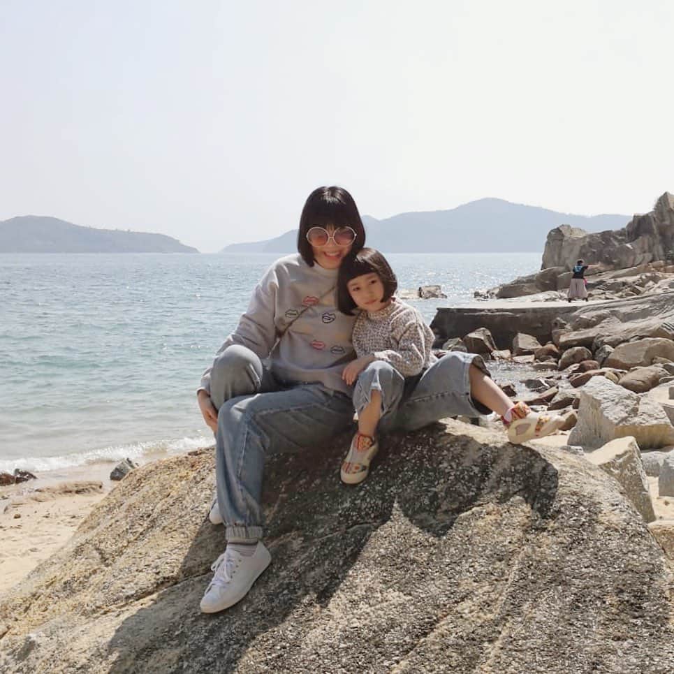 エリザベスラウさんのインスタグラム写真 - (エリザベスラウInstagram)「Beach bums  #familyhike #meandmygirl #discoverhongkong #pengchau」2月21日 21時35分 - elizabethlauldn
