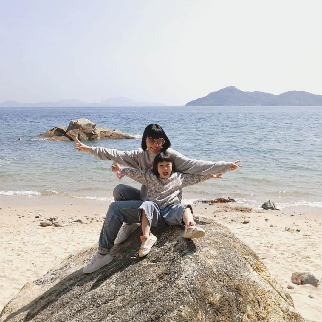 エリザベスラウさんのインスタグラム写真 - (エリザベスラウInstagram)「Beach bums  #familyhike #meandmygirl #discoverhongkong #pengchau」2月21日 21時35分 - elizabethlauldn