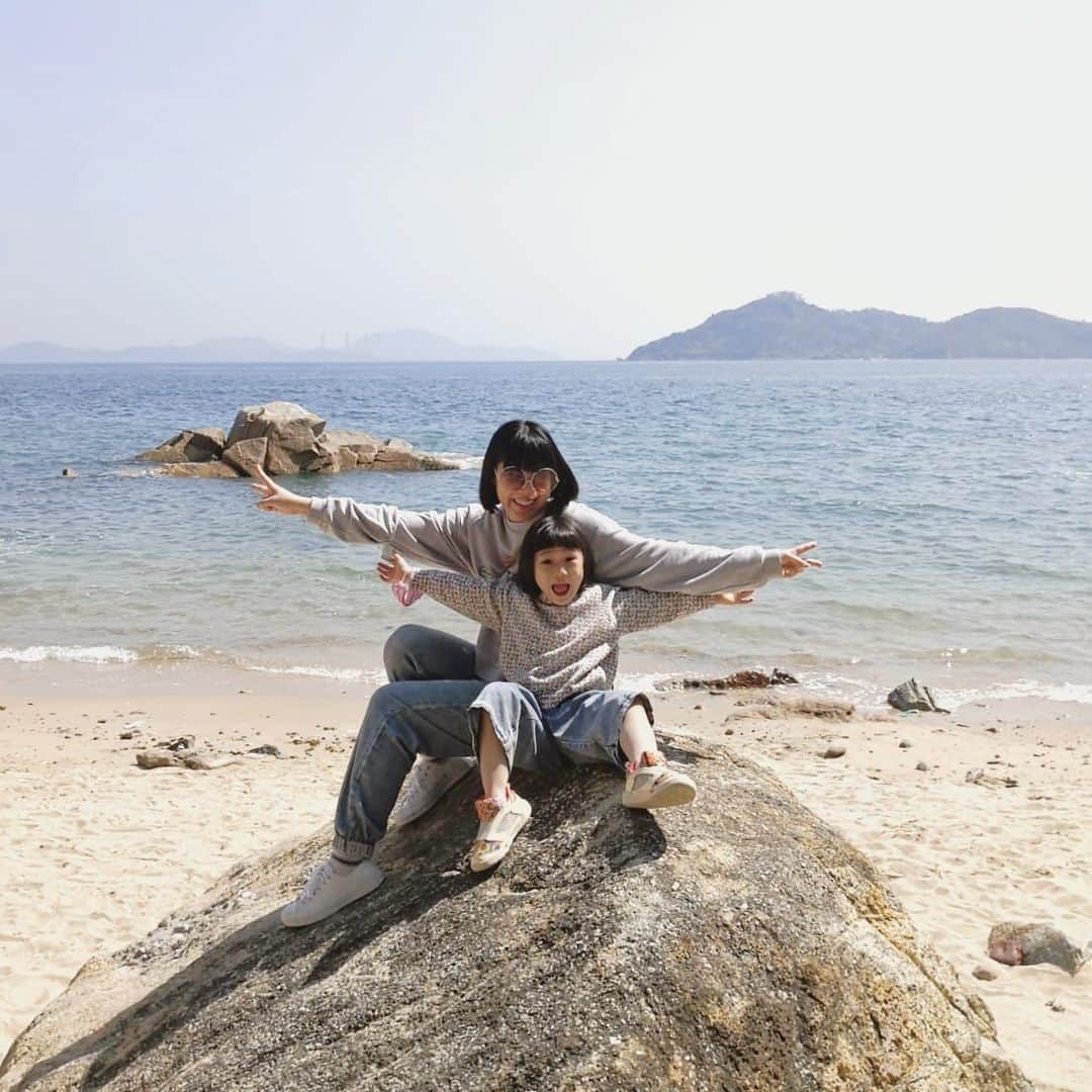 エリザベスラウのインスタグラム：「Beach bums  #familyhike #meandmygirl #discoverhongkong #pengchau」