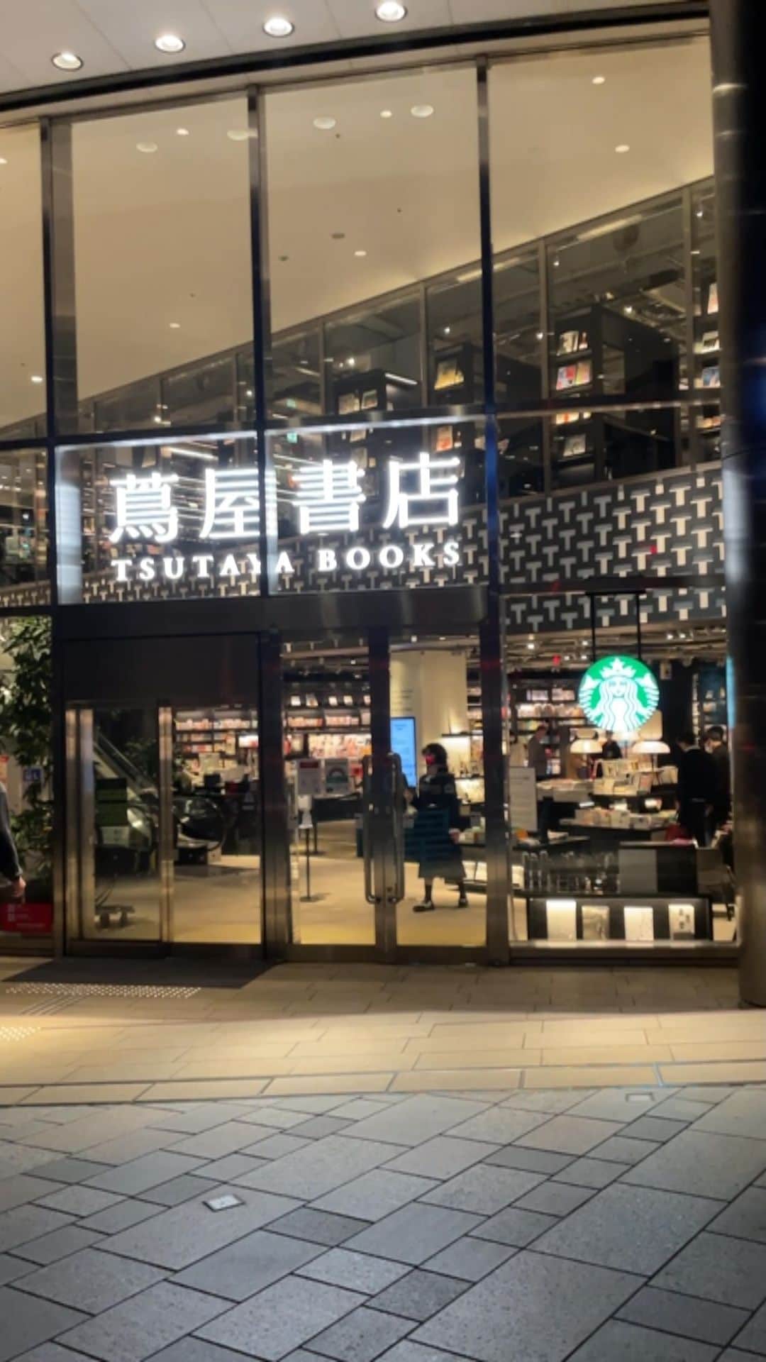 のインスタグラム：「MARVIS in Roppongi Tsutaya Bookstore. . . .  #マービス #roppongihills @marvis_is @marvjapan @camilla_buzzi_communications #六本木ヒルズ　#蔦屋書店 #marvis」