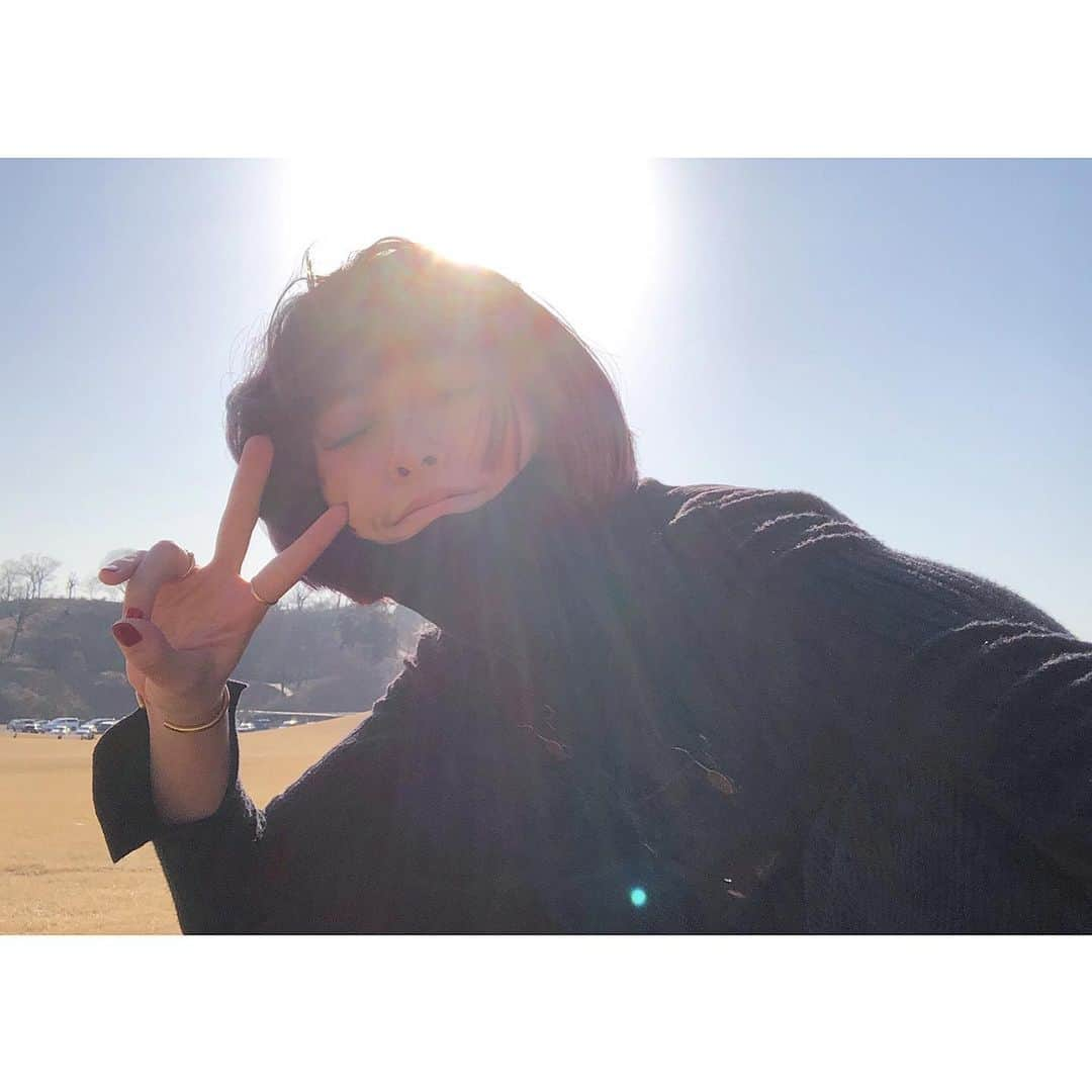 小泉梓さんのインスタグラム写真 - (小泉梓Instagram)「すんごくいい天気で最高だったね。  もうこのまま暖かくなってほしいな。  今週もおつかれさまでした。  #日曜日　#sunday  #芝生広場  #晴れ　#sun」2月21日 21時43分 - azusan111