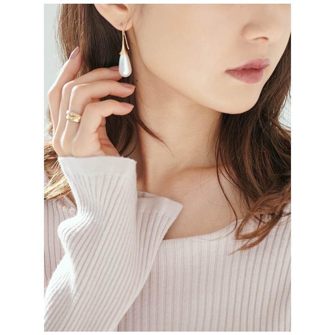 Cherie Monaのインスタグラム：「. -NEW SEASON- “2021 SPRING COMING”  ロングパールピアス ¥15,000+tax 【MIZUKI'S SELECT ITEM】 繊細な曲線とパールモチーフの掛け合わせが大人上品な印象を与えるピアス。  @cheriemona_official @mizuki_nishikawa_  #cheriemona #シェリーモナ #2021SS #newarrival」