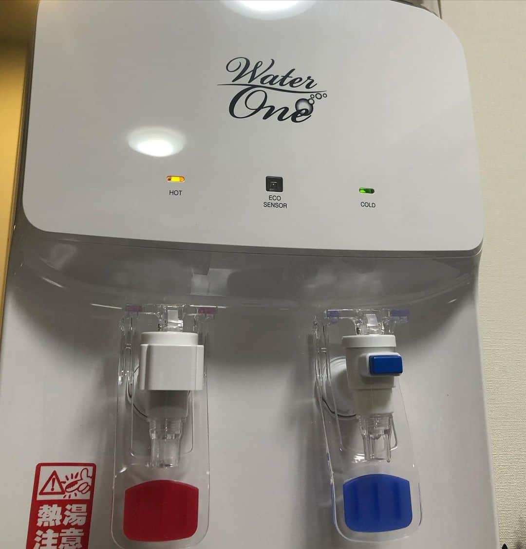 世手子さんのインスタグラム写真 - (世手子Instagram)「A water server has arrived at my house🥤 Compact type and convenient✨ Safe with a child lock(o^^o) https://waterserver.co.jp/waterone/ @waterserver.official  我が家に #ウォーターサーバー きた^ - ^ このご時世 #ウォーターサーバーのある生活 が楽チン(´∀｀=) コンパクトタイプなのでキッチンにおけちゃった♪( ´θ｀) 私の紹介で申し込みだとキャッシュバック5000円もつけてくれるそうです💖 お申込み時に「私ののアカウントネーム(rojide)+キャンペーン」と記載すると対応してくれるそうです(≧∀≦) これから簡単にコーヒー飲めるから嬉しい(๑･̑◡･̑๑) いま #ナイトルーティン で筋トレしてるから #ロートのプロポ もすぐ飲める(#^.^#) さ！明日も頑張る(｀_´)ゞ #プロテイン女子 #プロテインダイエット #sponsored #follop @follop.inc #モラタメフォト部  @moratame_net」2月21日 21時51分 - rojide