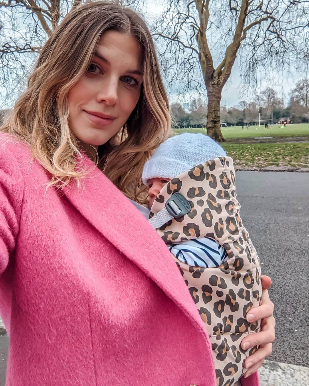 Ashley Jamesさんのインスタグラム写真 - (Ashley JamesInstagram)「AD Fun fact: my family have teased me for being like Patsy from Ab Fab since I was a child. The moment Tommy saw me in this outside he said: Patsy's back!  I mean this @babybjorn baby carrier is the most me thing ever. We all know I love a bit of leopard print, and I LOVE that a practical baby thing is so fashionable.💁🏼‍♀️🐆  I really love wearing my BabyBjörn Baby Carrier Mini as it keeps me close to Alf (great for bonding), and is great for burping and winding him after feeding. I usually feed him just before going on a walk.🤱🏼  I also love the matching BabyBjörn Bouncer Bliss which you've probably seen on my stories. It's Alfie's favourite thing, which means I can pop him in it to get stuff done. It's nice to have a bouncer that matches my interiors. 🐆  #babybjorn」2月21日 21時51分 - ashleylouisejames