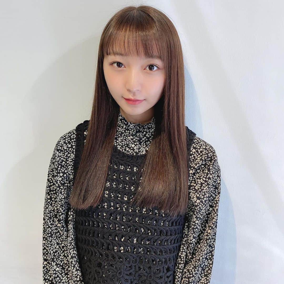 塩川莉世のインスタグラム：「ストレートしお☺︎ . . . . #カラー #ミルクティーベージュ #ミルクティーグレージュ #ミルクティーカラー #ミルクティー色 #ストレートヘア #髪質改善 #髪質改善ストレート #髪の毛サラサラ #さらさらヘアー #おしゃれさんと繋がりたい #aid」