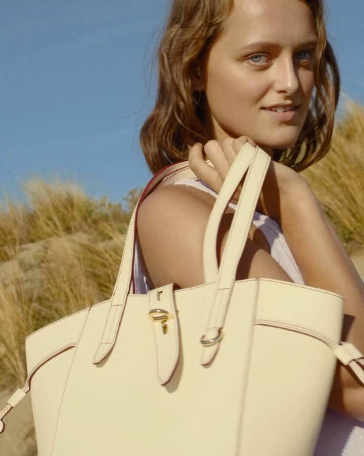 フルラのインスタグラム：「It’s game time, catch me if you can. The new-in #FunFurla rule.   #thefurlasociety #furlafeeling #newcollection #furla #accessories #fashion」
