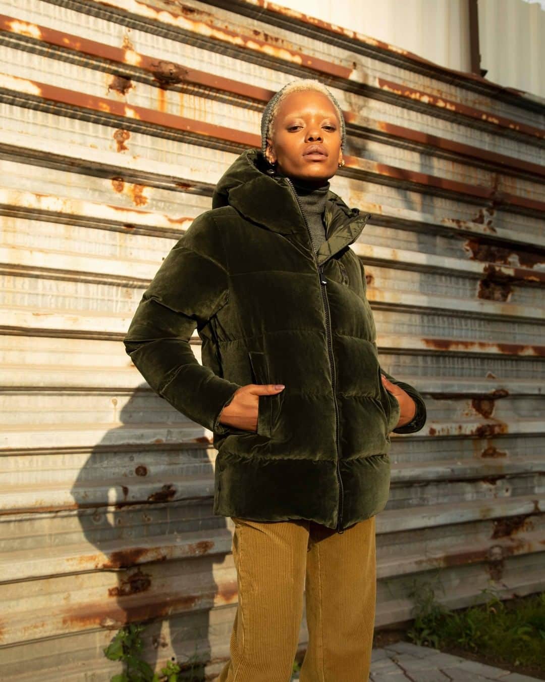 のインスタグラム：「Keeping out the cold with a big dose of style. #Blauer #Blauerusa #FW020 #DownJacket」