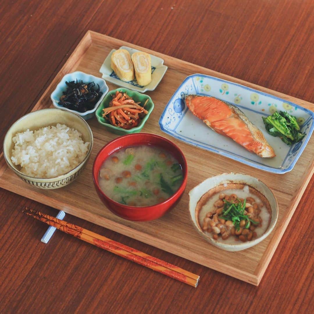 Kaori from Japanese Kitchenさんのインスタグラム写真 - (Kaori from Japanese KitchenInstagram)「筋トレ後の鮭定食はタンパク質多め。 ・ こんばんは。こないだの朝昼ごはん。 安定の鮭定食でした。 筋トレ後ということもありタンパク質多め。 茶色くなりがちな和食の献立に 彩りを添えたい時は鮭が多いかも。 お野菜だけで彩りが足りない時は だいたい鮭定食にしがち笑 全体的に塩分過多だな…反省。 鮭に添えた春菊のチョレギサラダは 前もレシピ載せたんですけど 本当に簡単で美味しいので再掲します。 今が旬なので新鮮な春菊が手に入った際は ぜひ作ってみてください。 スワイプして5枚目です。 春菊は #ココノミ さんから届いたものです。 直近の青空レストランで紹介されてました。 エグみが無くて本当に美味しかった…🤤 ・ 【薬膳の話】 鮭の薬膳的にみた効能については 何回かメモ書きしておりますが 身体を温める食材なので秋冬におすすめ◎ 気を補う食材でもありますので 身体のエネルギーが不足して身体が冷えてしまう人に是非おすすめしたいです。 食が細い人、胃が強くない人に向いてる食材🐟 ・ ・ 【おしながき】 白米 なめこと春菊のお味噌汁 納豆とろろ 鮭の塩焼き 春菊のチョレギサラダ  きんぴらごぼう 卵焼き ひじきと大豆の煮物 ・ ・ ・ 2021.02.21 Sun Hi from Tokyo! Here’s Japanese brunch:Baked rice, miso soup, natto w/ grated yam, grilled salmon, carrot and burdock kinpira, rolled egg omelet, and simmered hijiki seaweed. ・ ・ ・ #Japanesefood #breakfast #朝ごはん #おうちごはん #早餐 #薬膳 #うつわ #自炊 #家庭料理 #和食 #一汁三菜 #松浦コータロー」2月21日 21時46分 - coco_kontasu