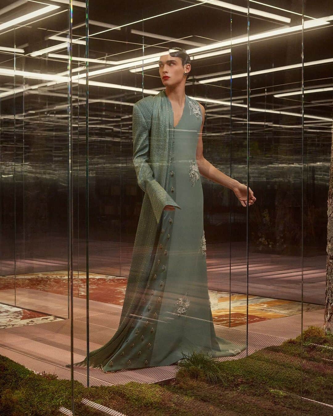 Fendiのインスタグラム：「Adopting Virginia Woolf’s novel Orlando as a central motif, @MrKimJones creates a fluid visual journey between exquisite femininity and masculine androgyny. #FendiCouture Spring Summer 2021  Artistic Director of Couture and Womenswear Collections: @MrKimJones  Creative Director: @Ronnie.Cooke.Newhouse Photographer: @caspersejersenstudio  Model: @ludwig.wilsdorff」