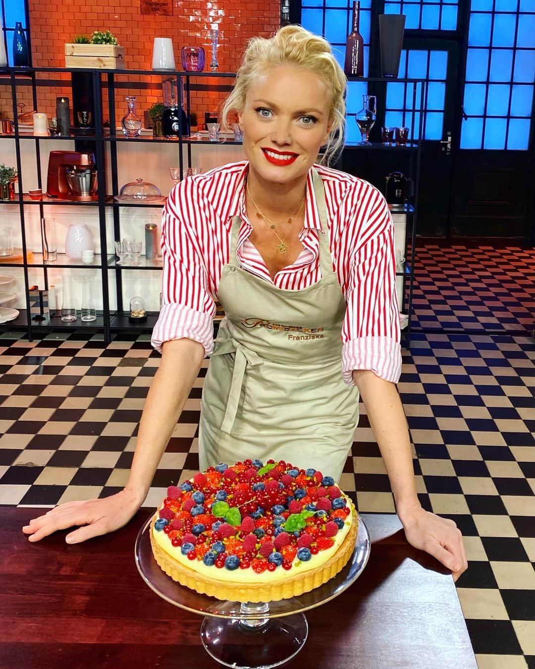 フランツィスカ・クヌッペさんのインスタグラム写真 - (フランツィスカ・クヌッペInstagram)「🧁🍰🍓🥭... kleiner Rückblick zur ersten @dasgrossebacken Sendung ✨ Wer hat’s gesehen?  alle Rezepte findet ihr auf der Seite von „Das grosse PROMIBACKEN“ @sat.1 . Viel Spaß beim Nachbacken.  Mit den besten Einschaltquoten zum Staffel Start, geht es Mittwoch in die zweite Runde. 24.02.21 , 20.15 Uhr in @sat.1 ✨ Seid ihr dabei? Freu mich auf Euch !  😘 Eure Franzi  #promibacken #sat1 #franzibäckt #roteschürze #enjoylife #everysecond Photos: @pflugfotografie @sat.1」2月21日 21時52分 - franziskaknuppe