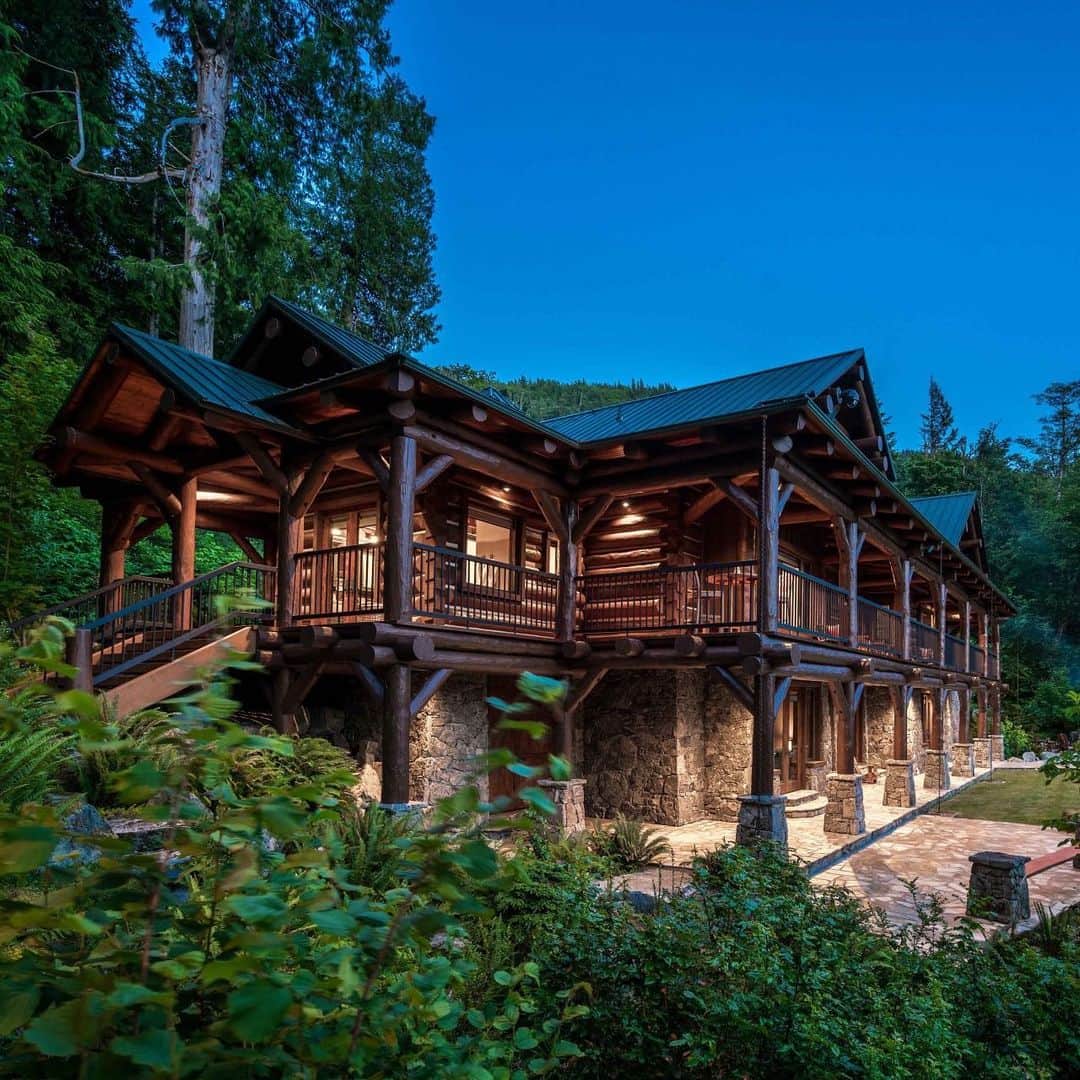 クリスティーズのインスタグラム：「A quintessential Canadian retreat, Fawn Bluff is a 320-acre estate delivering unchallenged privacy, exceptional luxury, and access to astounding nature experiences and world-renowned fishing on the Emerald Edge of the Great Bear Rainforest.⠀ .⠀ [ Via @christiesrealestate | Represented by @faithwilsongroup ]⠀ .⠀ #houseoftheday #luxurydefined #Christies #ChristiesHomes #Luxury #LuxuryRealEstate #BritishColumbia #Canada #Architecture #fishing #GreatBearRainforest #CanadaRetreat #CanadaRealEstate」
