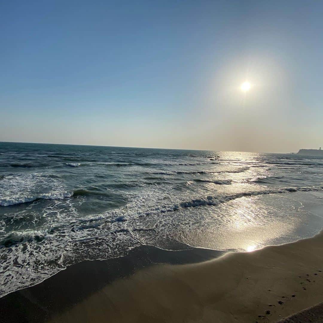 奥野由さんのインスタグラム写真 - (奥野由Instagram)「海やぱ落ち着く🌴💙 久々に太陽からエネルギーいっぱい吸収した🌞 同期3人、今日も沢山笑った☺️  #七里ヶ浜  #湘南  #海  #ドライブ」2月21日 21時55分 - __yuu___