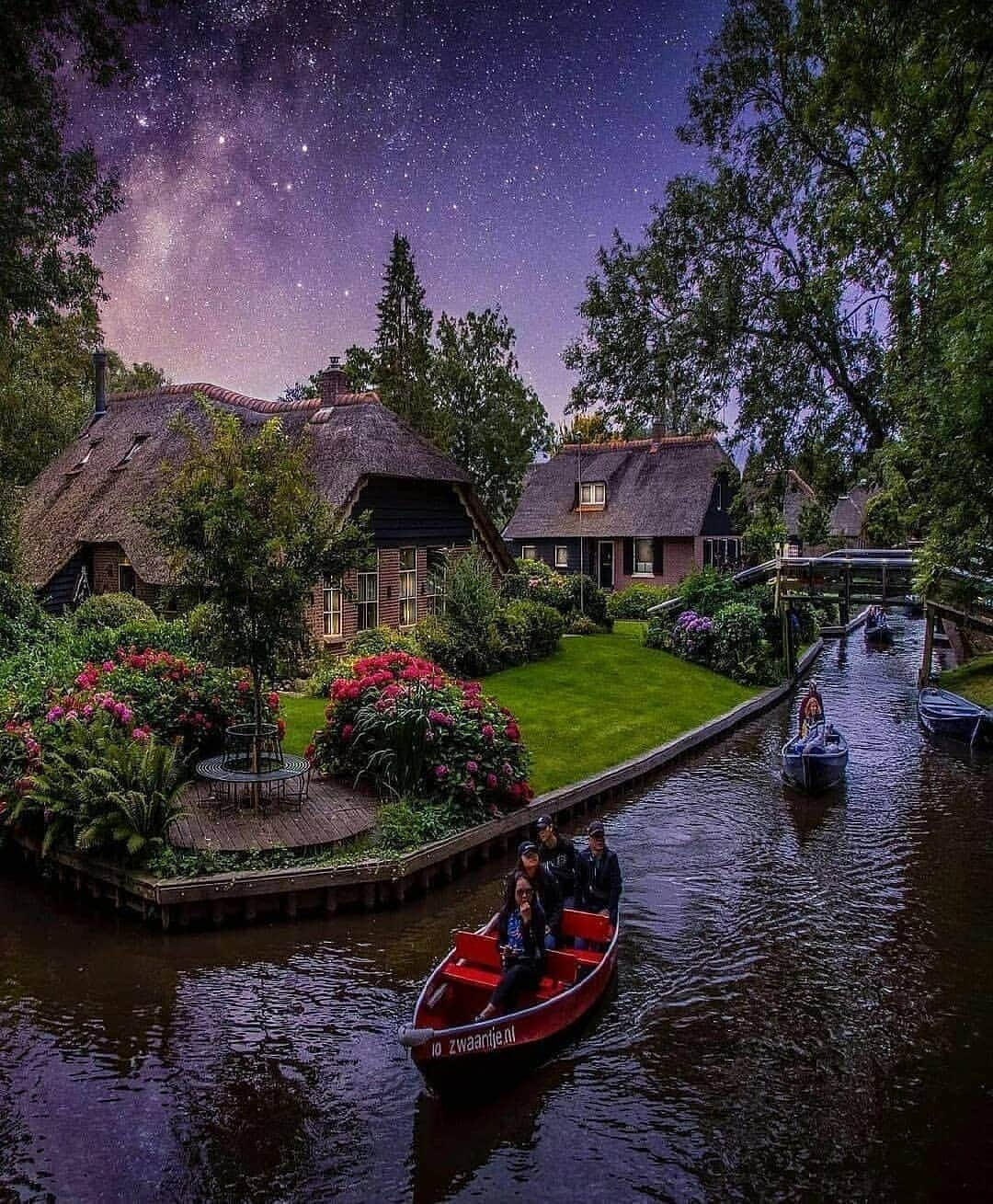 Padgramさんのインスタグラム写真 - (PadgramInstagram)「Charming village Giethoorn, Netherlands 📸 by: @butnomatter.theroadislife  . #pgdaily #pgstar #pgcounty #netherlands #planetgo #planet #planetearth #amazing #awesome #nature #netherlands🇳🇱 #rivertrip」2月21日 21時58分 - planet.go