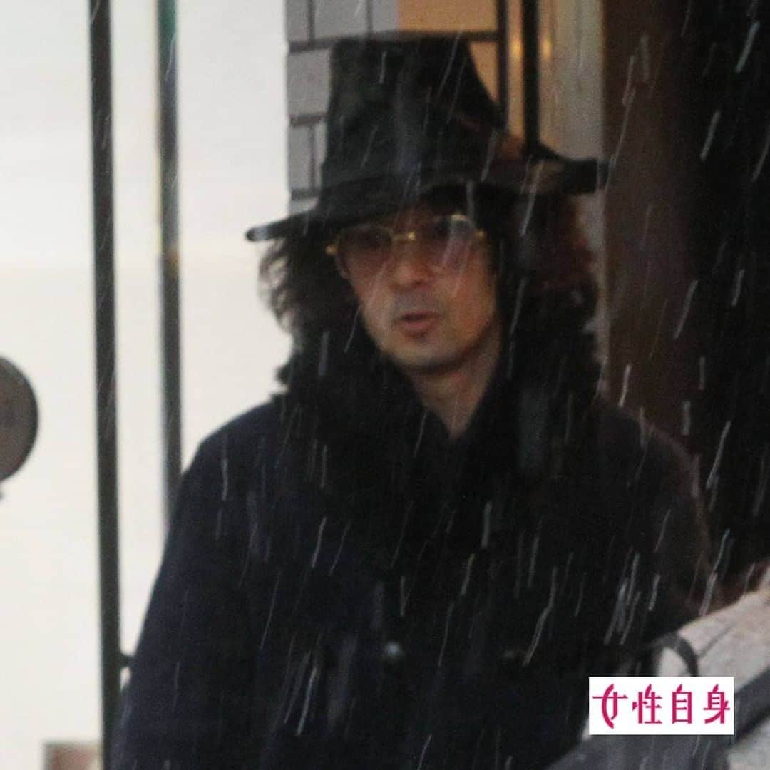 女性自身 (光文社)さんのインスタグラム写真 - (女性自身 (光文社)Instagram)「📣滝藤賢一　プロ顔負け！冷雨でも笑顔のファッション撮影現場 --- 1月末、冷たい雨が降りしきる東京・青山でド派手なファションの男がカメラに向けてポーズを取っていた。いまや“名バイプレイヤー”としてドラマや映画に引っ張りだこの滝藤賢一（44）だ。 2月7日に最終回を迎えたNHK大河ドラマ『麒麟がくる』では室町幕府最後の将軍・足利義昭という重要な役を演じ、その熱演が話題を呼んだ。 下積み時代が長く演技に対しては誰よりもストイックだと評判の滝藤。そんな彼のもう一つの顔がファッションモデルだ。 “俳優界一の服好き”とも呼ばれ、有名ファッション雑誌に度々登場。なんと誌面に登場する服のほとんどが本人の私物だという。 「ヒョウ柄のパンツとサングラスという服装で、すごく目立っていました。冷たい雨の降るなかでも、まったく嫌がる素振りを見せずにポーズを取り続けている姿を見て、俳優さんとしてだけではなく、モデルさんとしてもプロなんだぁと思いました」（目撃した女性） --- ▶️続きは @joseijisin のリンクで【WEB女性自身】へ ▶️ストーリーズで、スクープダイジェスト公開中📸 ▶️投稿の続報は @joseijisin をフォロー＆チェック💥 --- #滝藤賢一 #バイプレーヤー #麒麟がくる #NHK大河ドラマ #足利義昭 #ファッションモデル #メンズファッション #女性自身 #いいね #フォロー」2月21日 21時58分 - joseijisin