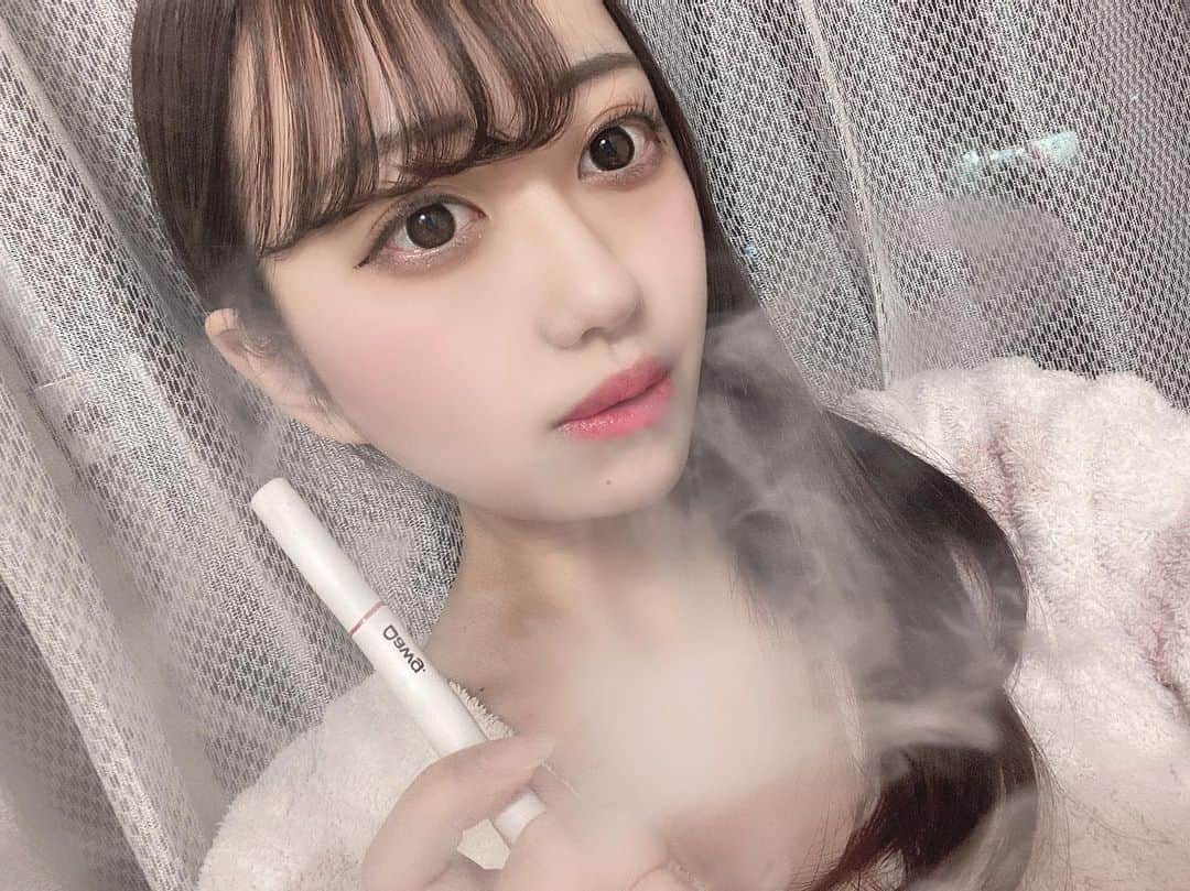 MI-MIさんのインスタグラム写真 - (MI-MIInstagram)「@dawg_cbd さんの CBD Vape🐰🤍  ニコチン0で健康面気にされる方も 安心して使用できます〜〜！  6種類のフレーバーがあって 私はアップルメンソール🍏を いただきました✨  リラックス効果抜群なのでおすすめです🥰  #dawg_cbd #PR #ニコチンゼロ #ストレートヘア #vape #ベイプ #gelatopique」2月21日 22時03分 - mii__mi.chan