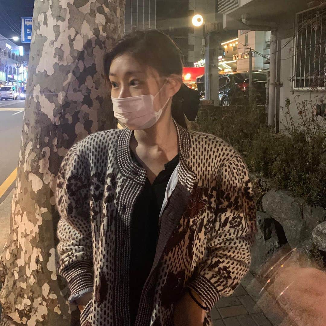 ITZYさんのインスタグラム写真 - (ITZYInstagram)「이 옷을 입은 날엔 멤버들이 어깨깡패라고 했어요🙂」2月21日 22時03分 - itzy.all.in.us