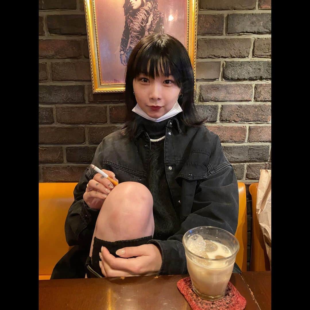 老月ミカのインスタグラム：「可愛いより格好良いと言われたい🍸😷」