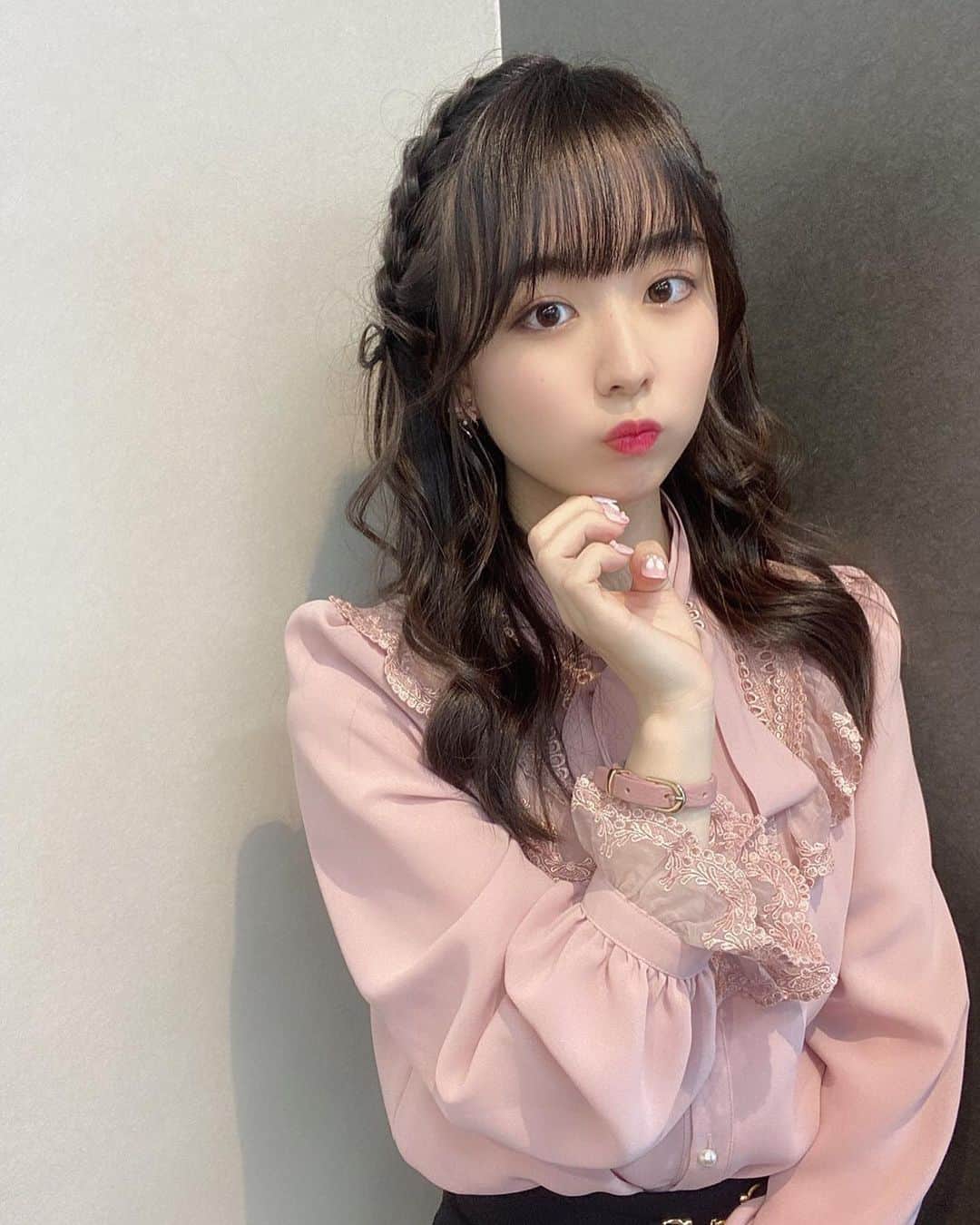 高田もものインスタグラム：「. 髪でできたリボンが頭の横についてるんだよ🎀 . かわいいね🎀 . もったいなくて崩せないね！ . ももはお刺身だととびっこがすきです🍣 . お洋服は @maisondepriere さん👗 . かしこ . #maisondepriere #ヘアメイク #ヘアセット #リボンアレンジ #編み込みアレンジ #編み込み #リボンネイル #リボン #ネイルチップ #ネイルデザイン #量産型コーデ #量産型 #地雷女 #地雷メイク #lewin #表参道 #美容室 #pink #かしこってなに #かしこ #あいどる #アイドル #idol #japaneseidol #かみやど #ひらがなかみやど #高田もも #ミスid2021 #ミスid #巻き髪」