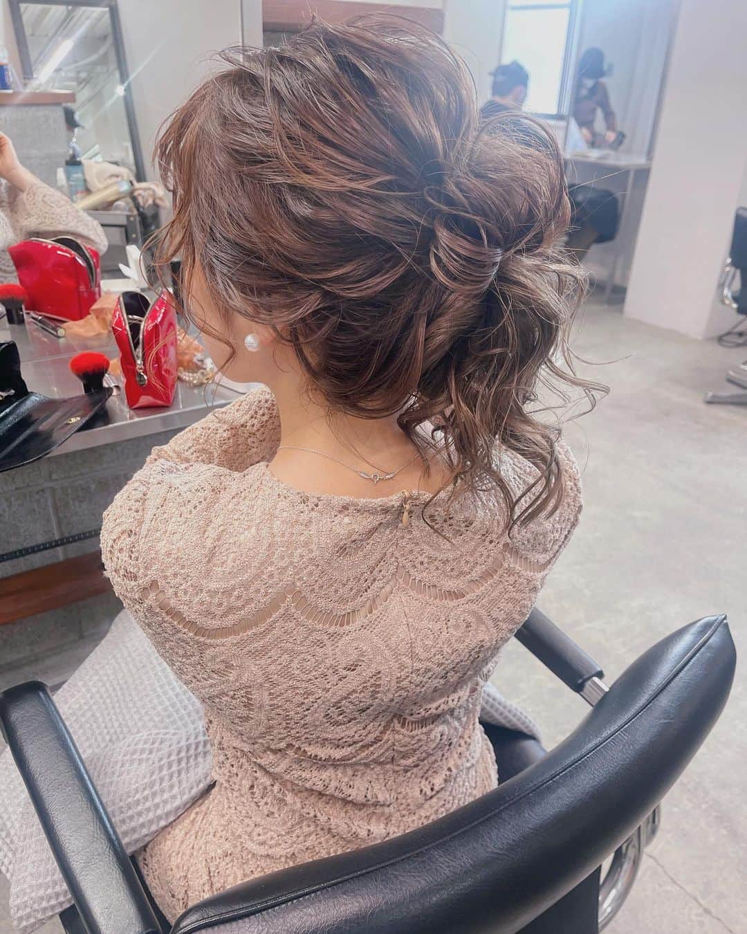 sakincho1028のインスタグラム：「バックスタイル🌷 #sakinchohair #hairarrange#hair#arrange#hairset#ヘアアレンジ#アレンジ#ヘアセット#豊橋#美容室#ヘアメイク#出張ヘアメイク#ブライダルヘア#ウェディングヘア#結婚式#花嫁#花嫁ヘア#お呼ばれヘア」