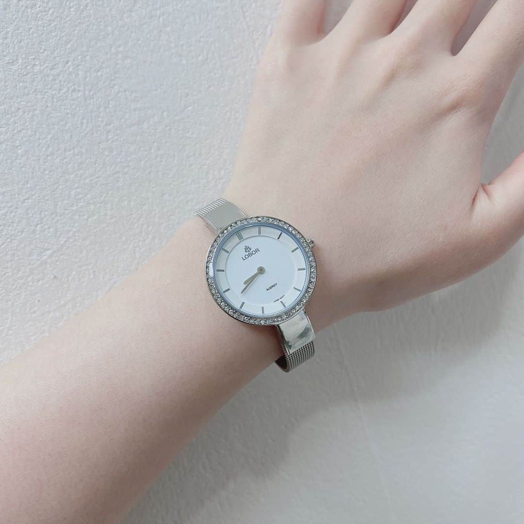 norikoさんのインスタグラム写真 - (norikoInstagram)「2021/02/21  とても素敵な時計✨ 一緒に時を刻んでいきます😊 ＠loborjapan 様より、頂いた 可愛いのにクール💕な時計です。 ありがとうございます。  #lobor #ロバー #腕時計 #時計 #手元倶楽部 #プレゼント #ギフト #ペアウォッチ  クーポンコード 【kttltbr50】 ご使用で10パーセントオフになります。」2月21日 22時06分 - kttlt.lovely