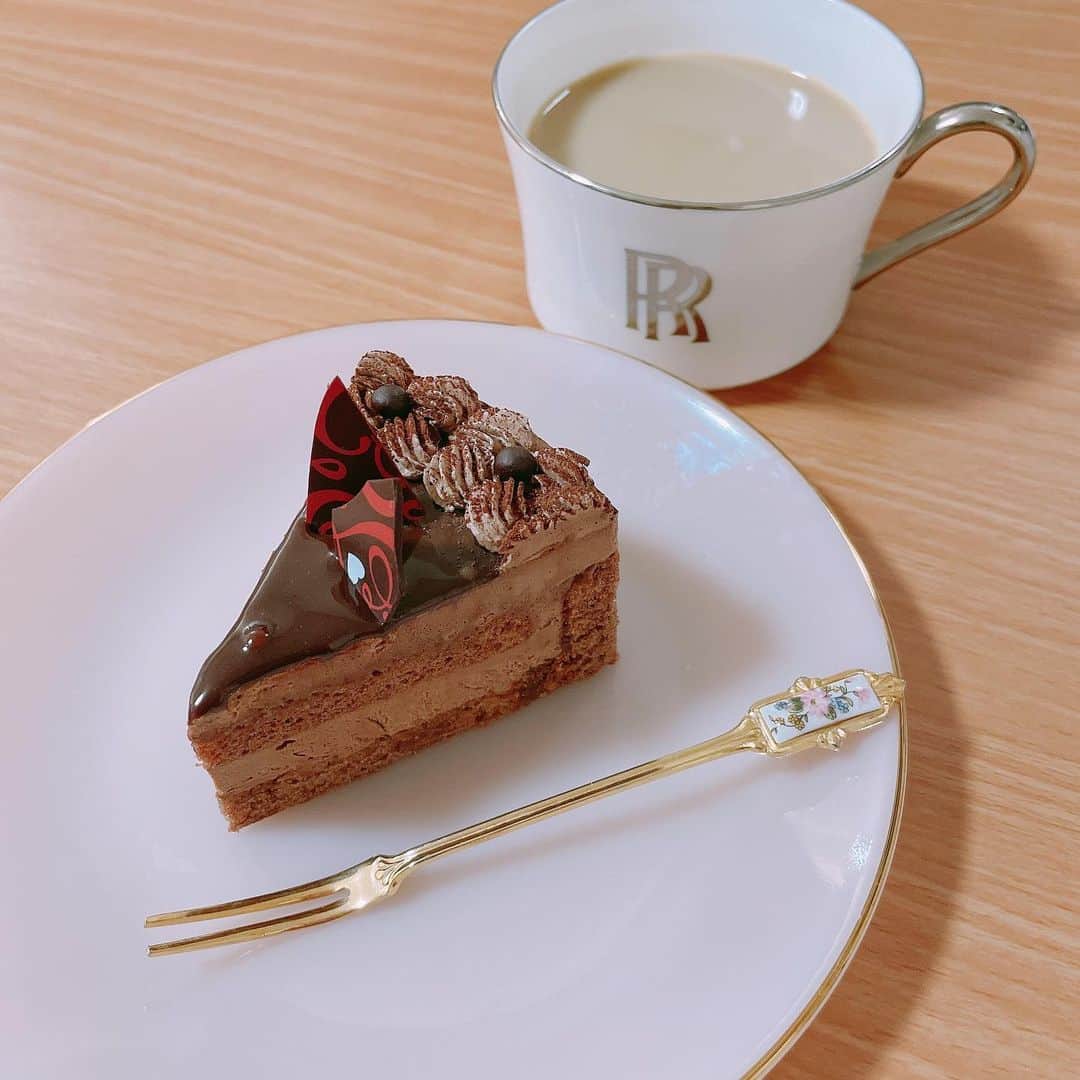 太田理恵のインスタグラム：「ケーキ美味しかった、、、💓」