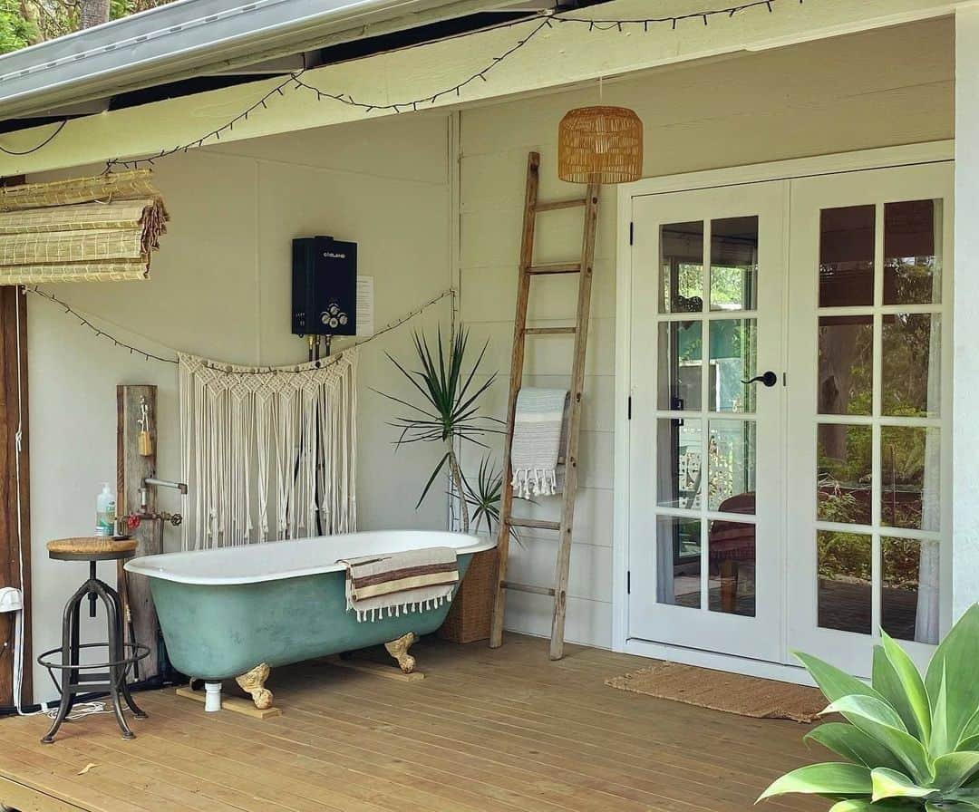 Airbnbのインスタグラム：「After your bath, you could walk through the rainforest to Protesters Falls or check out the colorful hippie town of Nimbin. But there's plenty to explore right on the 50-acre property, including a custard apple orchard and a creek-fed swimming hole. Keep an eye out for kookaburras and koalas along the way. Superhosts Tracey and Drew, a designer and a handyman, provide farm-fresh eggs and local guidance.   Photo: @vintagegreen_stays」