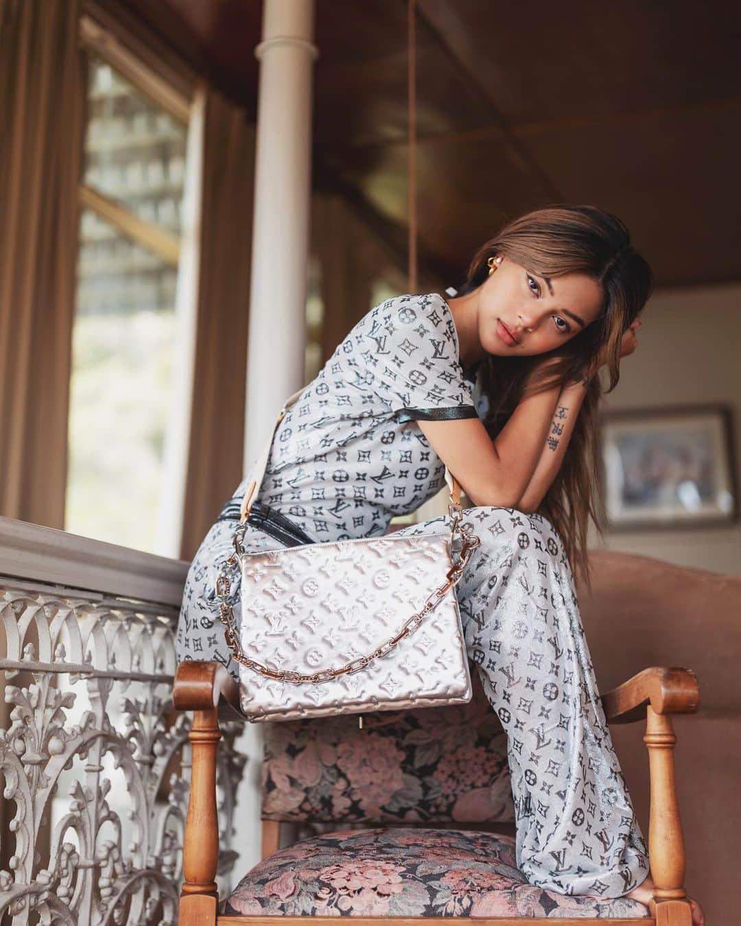 リリーマイマックのインスタグラム：「A statement piece @louisvuitton #LVCoussin」