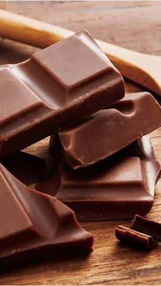 のインスタグラム：「ありがとうございましたー！ チョコ美味しかったー🤣  鼻血&吹出物に注意しつつ食べたいと思いますー💚  また日比谷の詳細も伝えますね❣️  #dineige #鳳翔大 #ジュエリー #ダイヤモンド #ヘアフレグランスオイル  #ヘアオイル #サラサラヘアー  #フレグランス #香水プロデュース #マスク #とろけるマスク #耳が痛くならないマスク  #ブラックマスク #トートバッグ #バニティバッグ  #ロンt #キャップ #ロゴt  #エコバッグ #プロデュース #デザイン #宝塚 #雪組 #オシャレ  #ツイリー #シュシュ #巾着ポーチ #シルク #ヘアアクセサリー」