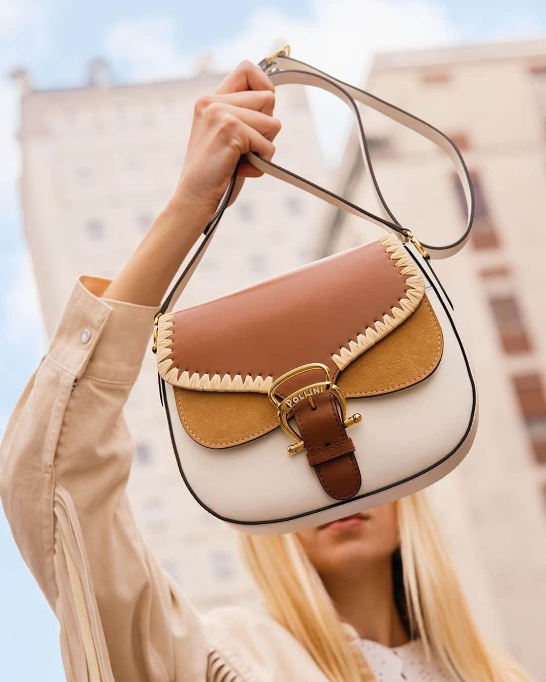 ポリーニのインスタグラム：「Neutral tones with a little touch of glam.  Shop now the new Pollini Archive SS21 shoulder bag.   #Pollini #PolliniArchive #SS21」