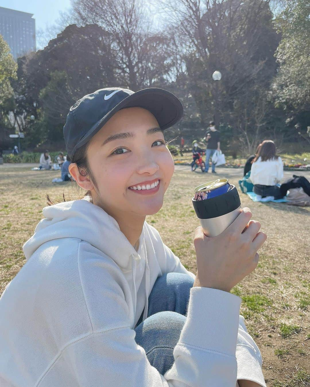 明星あゆみさんのインスタグラム写真 - (明星あゆみInstagram)「今日はいい天気だったので 思い立ってさくっとピクニック おビールが格別でしたなあ . . . #ソーシャルディスタンス守ってます #ピクニック #ピクニック日和 #picnicday」2月21日 22時26分 - ayumi_myojo